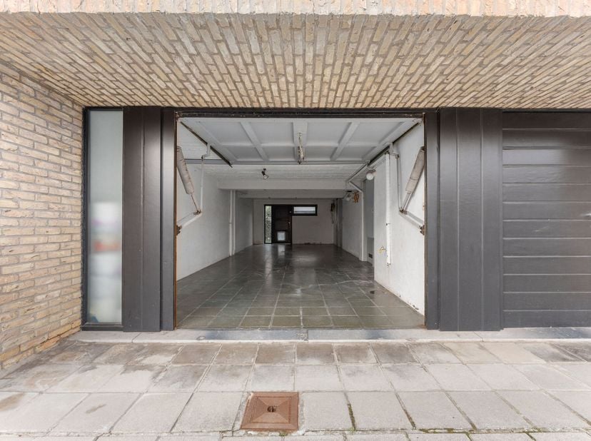 Deze ruime DUBBELE garagebox op het gelijkvloers in de Dr. Frans Verhaeghestraat, op wandelafstand van het hart van de stad. Dankzij de uitstekende li