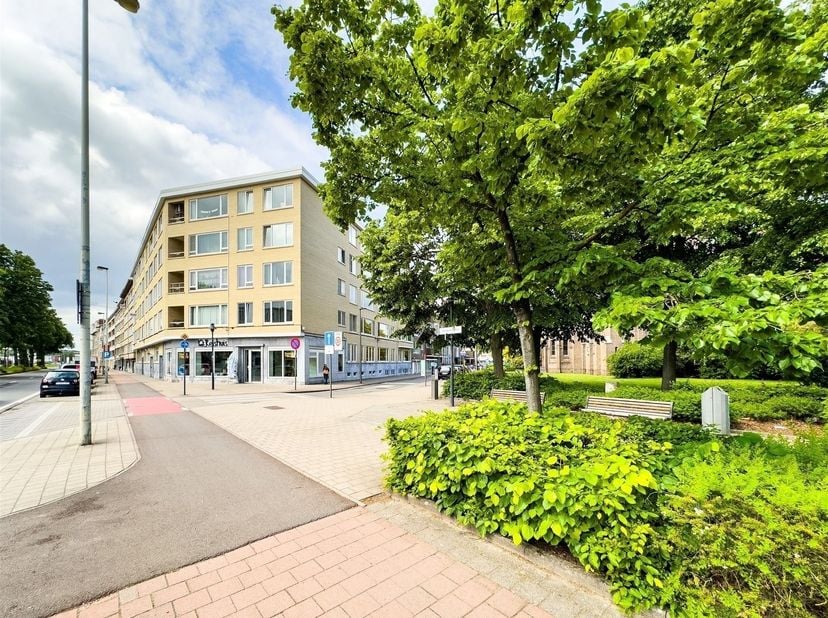 Dit instapklaar appartement is gelegen op de 4de verdieping van een verzorgd gebouw in de populaire Tentoonstellingswijk. Dankzij de ligging in een zi