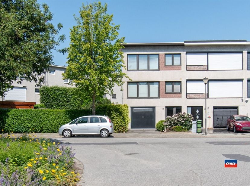 HOBOKEN | HALFOPEN BEBOUWING | TE MODERNISEREN BEL-ETAGE MET DRIE TOT VIER SLAAPKAMERS, GARAGE EN TUIN OP EEN TOTALE GRONDOPPERVLAKTE VAN 260m² | EPC