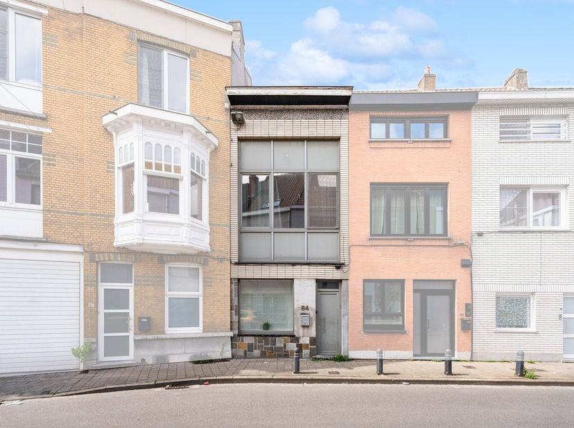 <br />
Deze woning is gelegen in de Notelaarstraat 84 te Gent en geniet van een vlotte bereikbaarheid. In de nabije omgeving vindt u winkels, scholen,