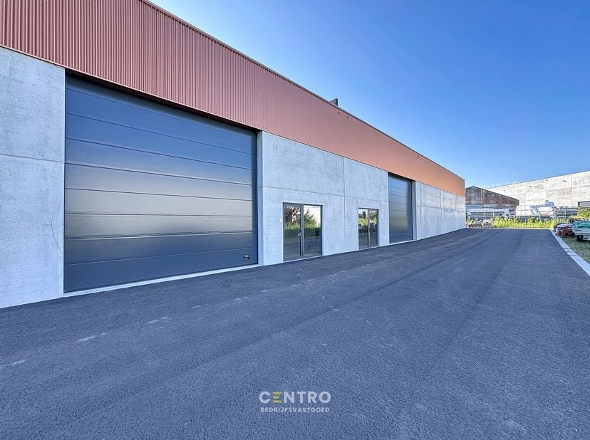 Benaderende AFMETINGEN:<br />
Breedte: 9,47m x lengte: 28,69m of ±272m²<br />
<br />
AFWERKING:<br />
-&amp;nbsp;Stalen constructie:&amp;nbsp;gezandstraald, b