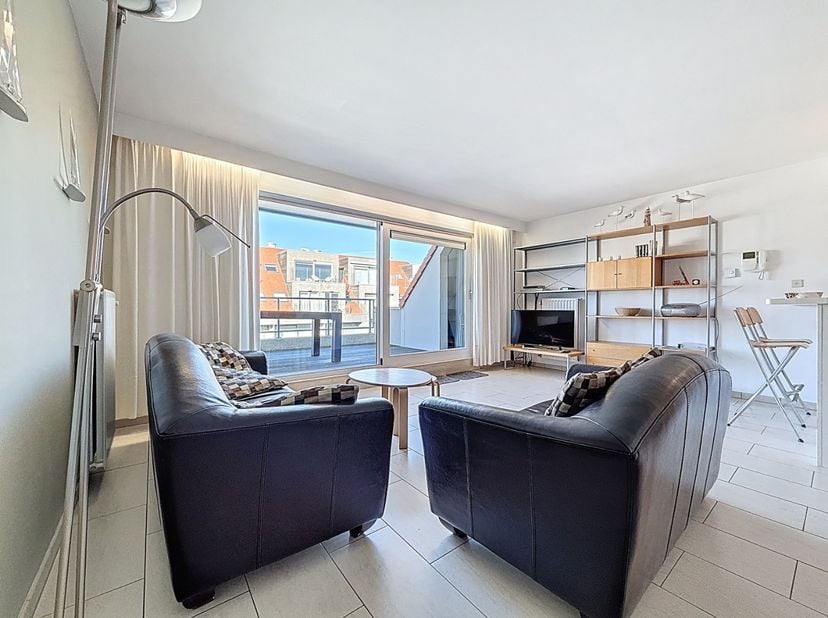 Ce duplex prêt à emménager est situé aux cinquième et sixième étages et dispose de deux grandes terrasses ensoleillées. Idéalement situé à Nieuport, à