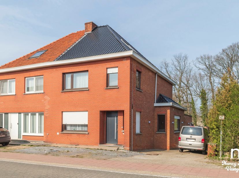 Deze woning uit het einde van de jaren ’50 werd recent grotendeels gerenoveerd en vormt vandaag een interessante opportuniteit voor wie op zoek is naa