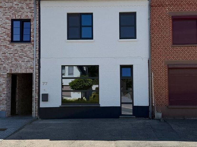 Instapklare luxe woning met ruim terras in het hart van Kuringen<br />
Bent u op zoek naar een stijlvolle, instapklare woning waar comfort, ruimte en