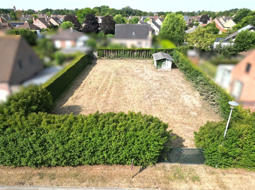 Deze bouwgrond is gelegen in de Weidestraat in Roeselare, een rustige en aangename woonwijk met een uitstekende bereikbaarheid. Dankzij de gunstige li