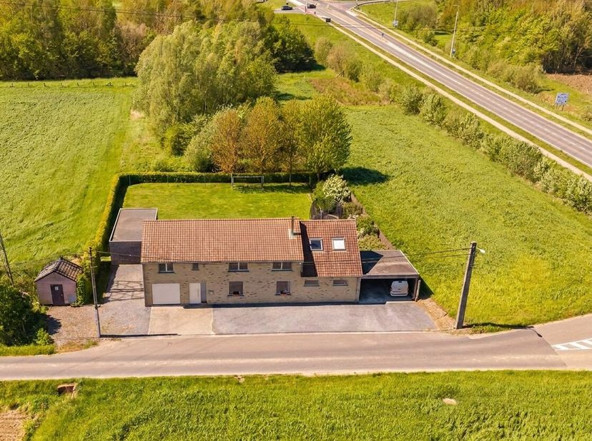 Ontdek deze prachtige alleenstaande woning die ruimte comfort en licht perfect combineert. Met maar liefst 4 volwaardige slaapkamers is dit de ideale