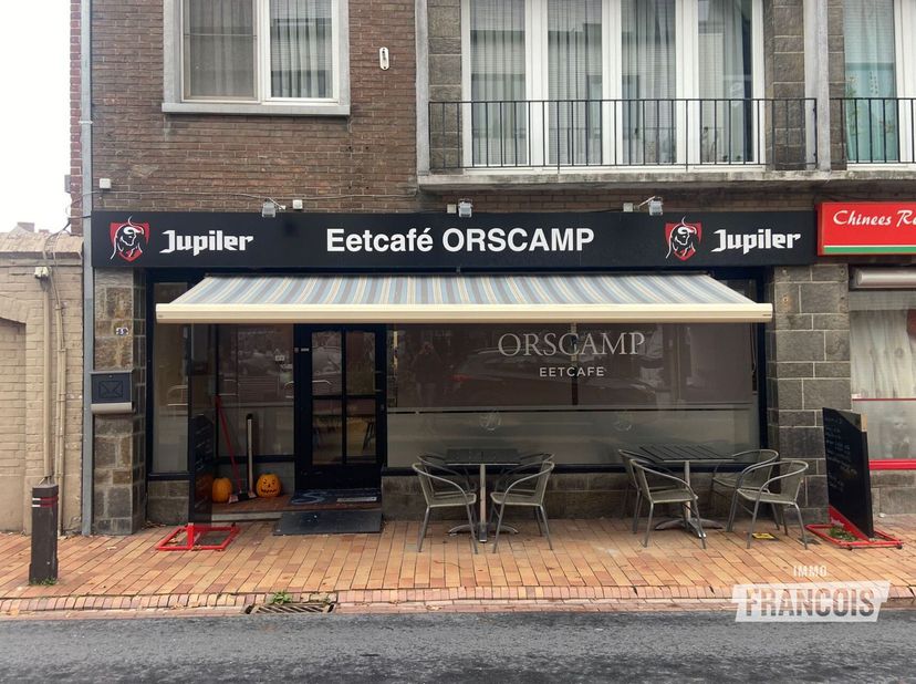 Nous trouvons ce café repris dans le centre commercial d'Oostkamp. Le bâtiment se trouve à quelques pas de la Gemeenteplein, ce qui lui confère une ex