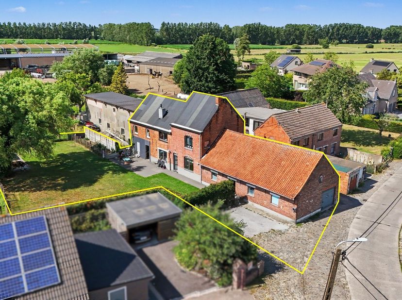 Heel ruime woning, met open zicht en grote garage/magazijn (82m²) op een perceel van 760m², te Grembergen. <br />
<br />
Zeer ruime, op te frissen w
