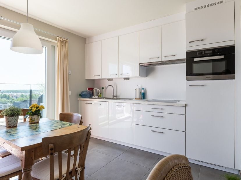 À vendre : appartement élégant au centre de Middelkerke, sur la Leopoldlaan, avec deux magnifiques terrasses sur le toit et une vue splendide. Cet app