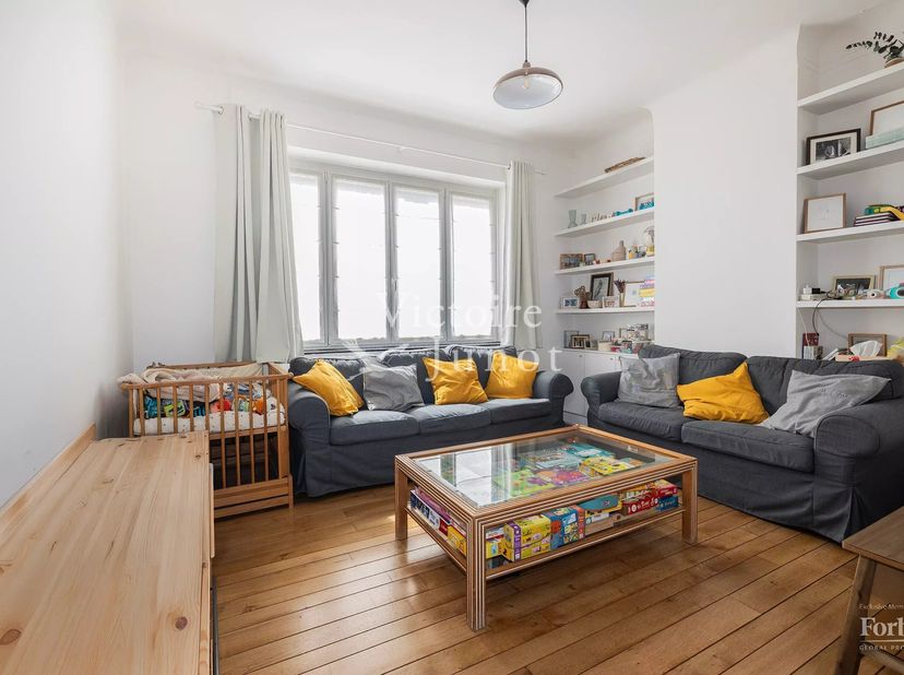 Gepresenteerd door Carla Rodriguez : 0494 07 97 54 / carla.rodriguez@victoire.be<br />
Victoire Junot presenteert u exclusief dit ruime en lichte huis