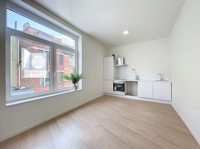 LIGGING:<br />
Deze prachtige studio is gelegen op de eerste verdieping van een kleinschalige residentie dewelke in zijn totaliteit werd gerenoveerd.