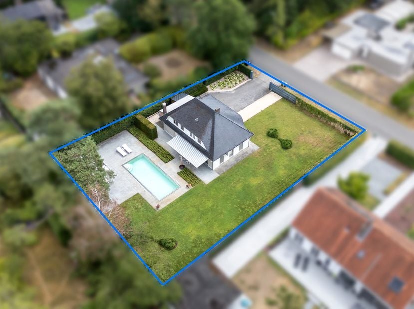Prachtige villa met zwembad en poolhouse op een perceel van 1.350m² in de gegeerde Europese wijk, nabij de Europese School en op slechts enkele automi