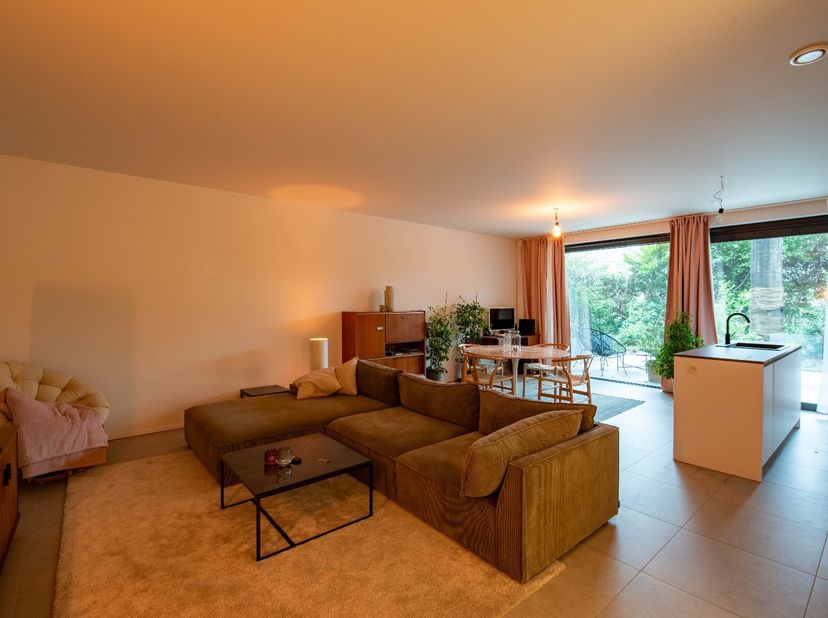 Het nieuwbouwproject kenmerkt zich door moderne, elegante architectuur, met een nadruk op luxe, energiezuinig wonen en een overvloed aan natuurlijke l