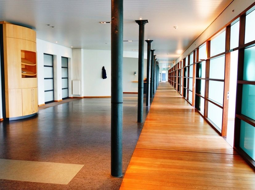 - Verschillende kantoorruimtes/ polyvalente ruimte te huur <br />
- Uniek zicht op de Schelde<br />
- lavabo en vestiaire<br />
- 1de verdiep 80m²