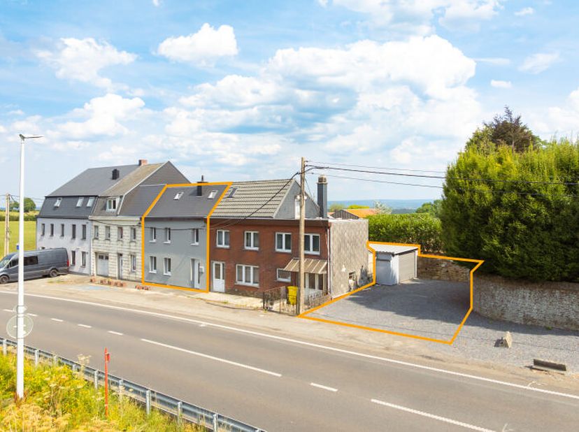 Située à Clermont, charmante et spacieuse maison rénovée récemment (+/- 183m² daprès PEB) 4 à 5 chambres avec garage et parking/cour (+/- 112m²). Elle
