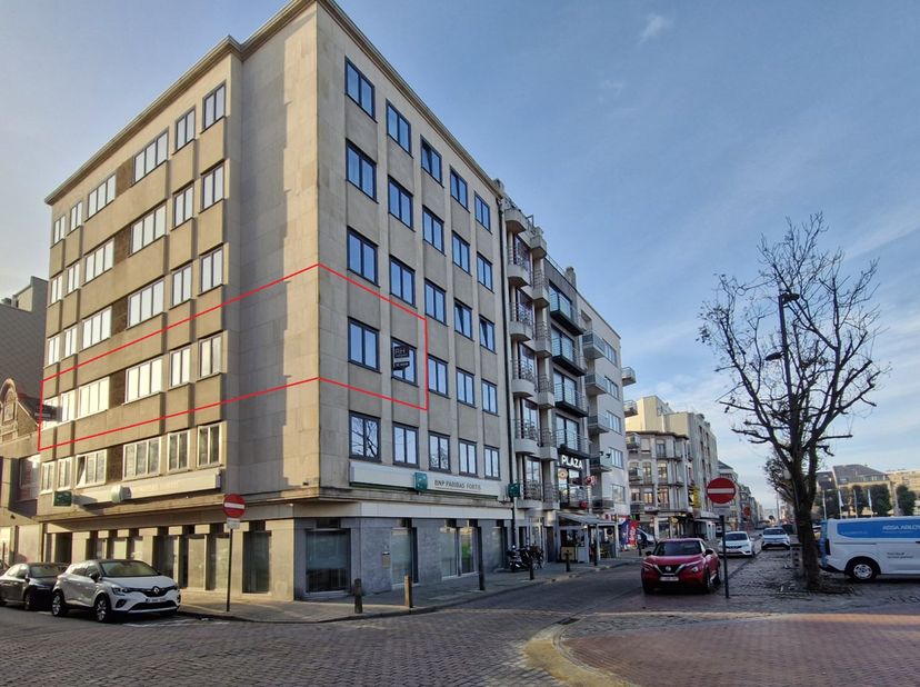 Zeer aangenaam, ruim bemeten (111m²) en energiezuinig (label 'B') HOEKappartement te Blankenberge met open zicht op het marktplein.  Het appartement b