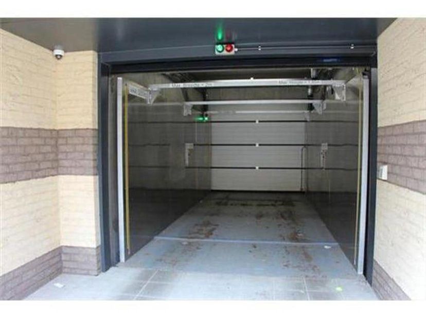 Deze vlot toegankelijke garage bevindt zich op slechts 200 meter van de zeedijk, ideaal voor wie een veilige en praktische parkeeroplossing zoekt vlak