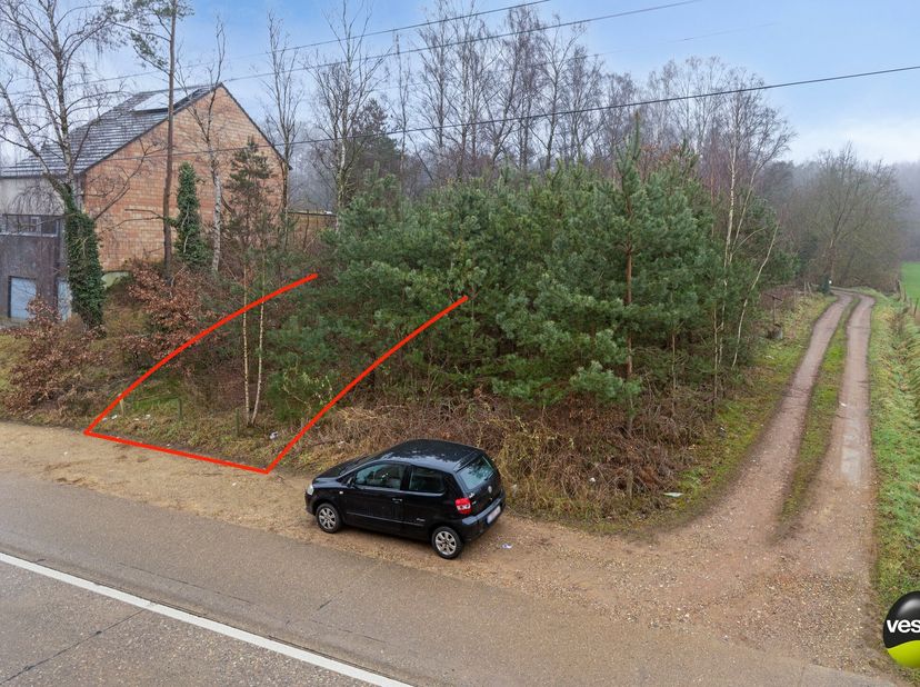 Deze bouwgrond voor een halfopen bebouwing bevindt zich aan de Oostereindestraat in Lummen, op een strategische locatie met vlotte verbindingen naar d