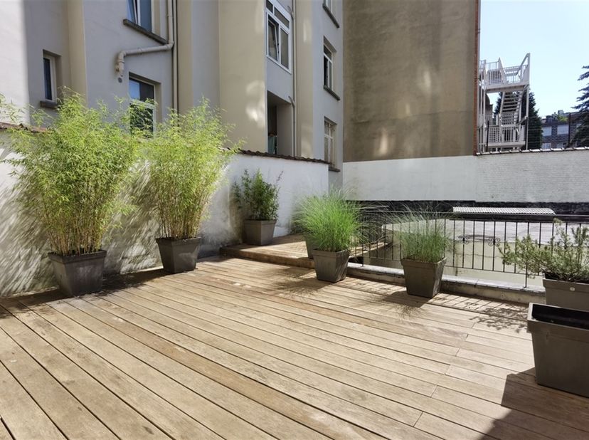 Splendide rez-de-chaussée de 180m² dans un immeuble de style, rénové avec matériaux de haute qualité. Il se compose de splendides réceptions avec parq