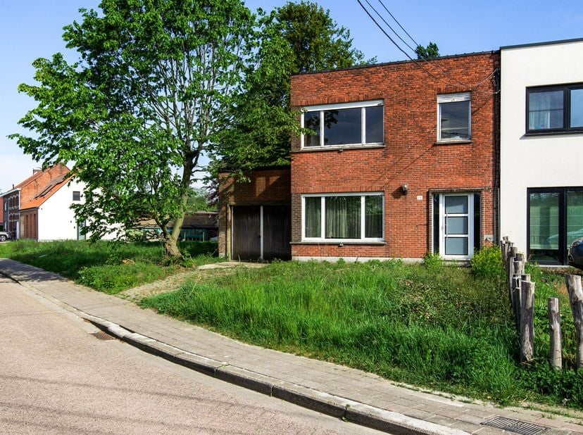 Op zoek naar een woning die je volledig naar eigen smaak kan transformeren? Deze te renoveren woning biedt een unieke kans voor wie graag de handen ui