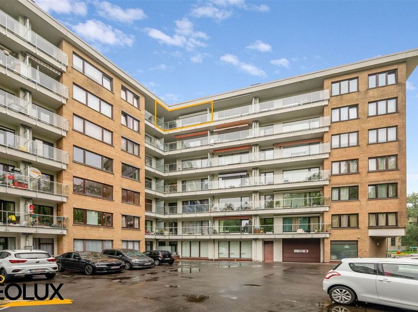Welkom in dit ruim en licht appartement van 78m² gelegen in het aangename Groot-Bijgaarden. Dit moderne woonplek biedt alles wat u nodig heeft voor co