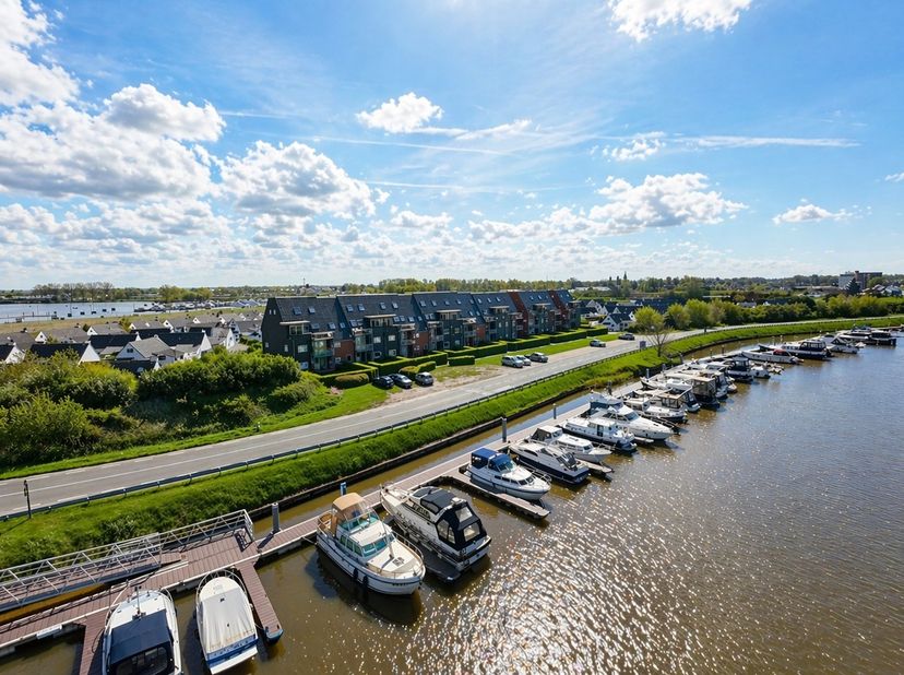 Deze recente instapklare en volledig gemeubelde vakantiewoning bevindt zich in een groen en verzorgd domein, op wandelafstand van de jachthaven, het o