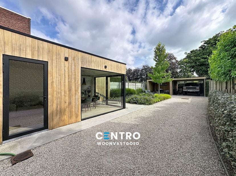 SMAAKVOL gerenoveerde burgerwoning met karaktervolle uitstraling met 4 slaapkamers, carport en zonnige tuin in hartje Tielt.<br />
<br />
Op een centr