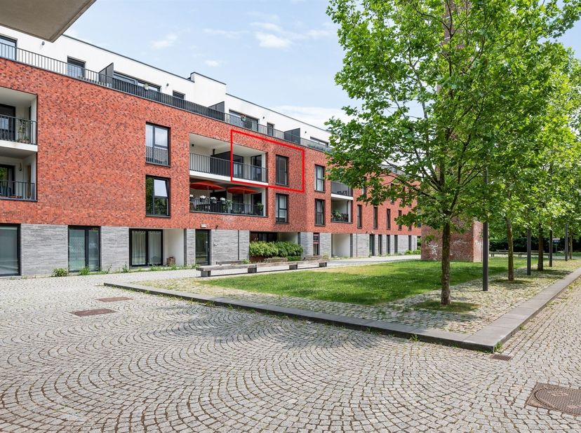 Het appartement op Wolfabrieksplein in Beersel ligt in een groene, rustige omgeving met vlotte verbindingen naar Brussel en Namen. Ideaal voor wie nat
