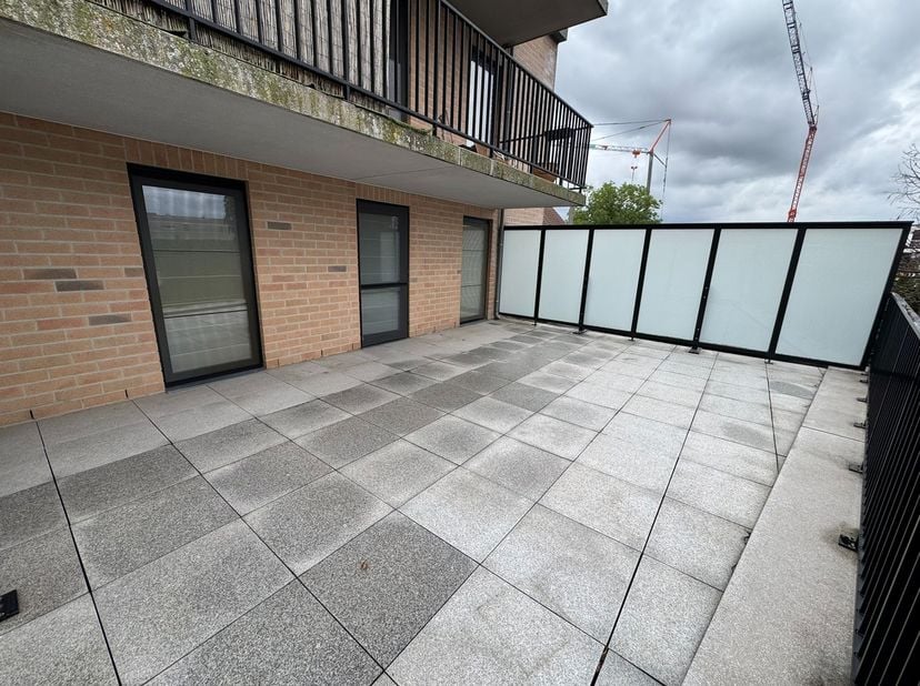 Dit appartement is gelegen op de 1ste verdieping van VME res. Parkside (boven Bpost) en heeft een zonneterras van 33m².&amp;nbsp;<br />
<br />
Het apparte
