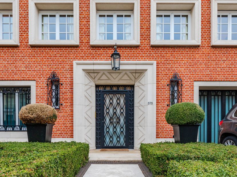 In het hart van het zeer exclusieve Square du Bois, een van de weinige besloten woonwijken van Brussel, ligt dit uitzonderlijke herenhuis uit 1927 op