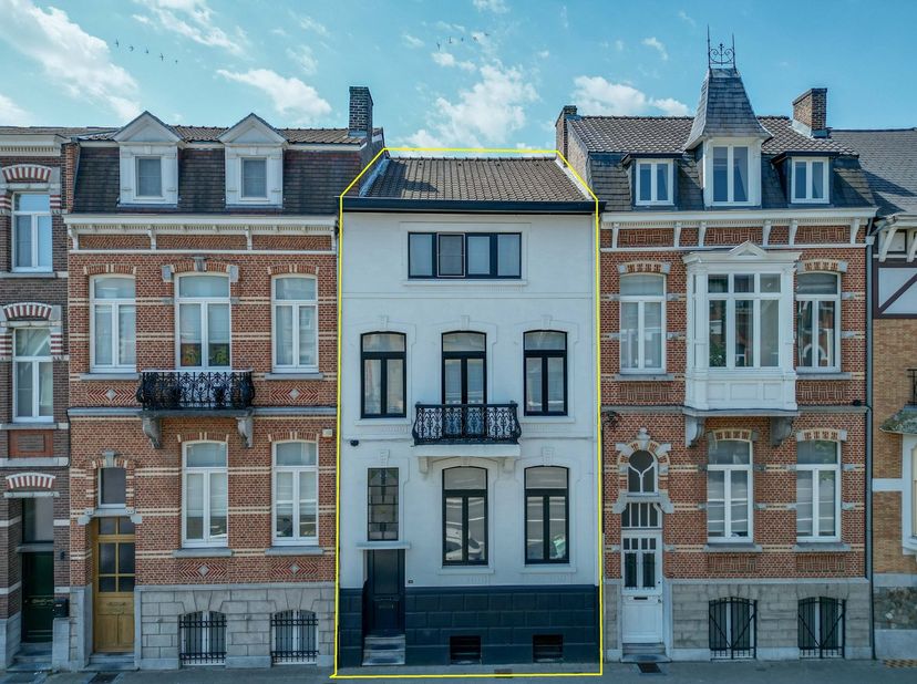 Prachtige herenwoning &amp;nbsp;in het centrum van Hasselt &amp;nbsp;– 210 m2 woonluxe - &amp;nbsp;4 &amp;nbsp;ruime slaapkamers – &amp;nbsp;bureel - aparte garage<br />