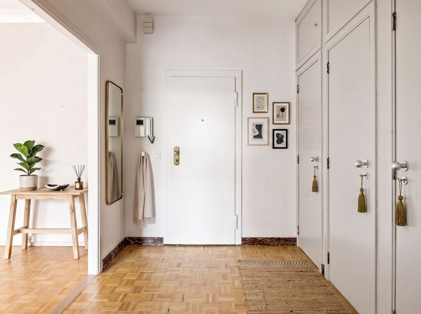 Instapklaar en ruim appartement (110m²) met 2 slaapkamers, terras, kelder en autostaanplaats (Optioneel bij aan te kopen t.w.v. 17.500EUR) op toplocat
