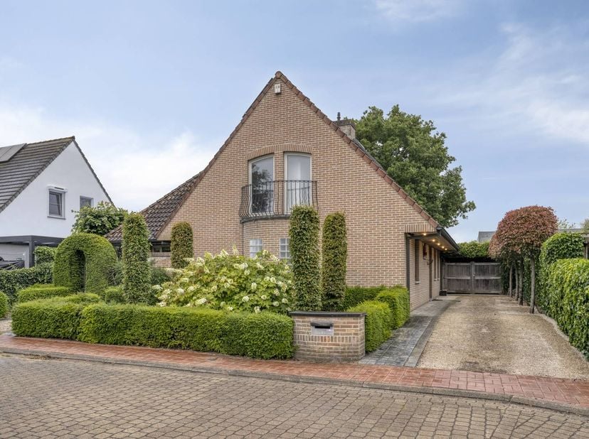 Gelegen in een cul-de-sac residentiële wijk, profiteert deze instapklare villa van een schitterende locatie. Alle nodige faciliteiten bevinden zich in