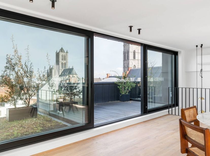 Op een absolute toplocatie in het bruisende hart van Gent, op een steenworp van de Korenmarkt en het Sint-Baafsplein, staat dit exclusieve duplex pent