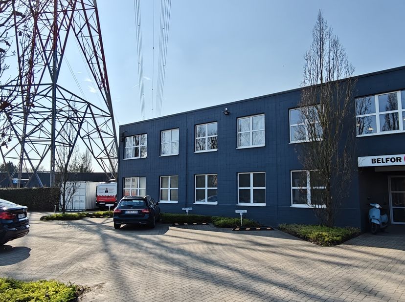 Het eigendom is gelegen in de bedrijvenzone van Schelle, in de onmiddellijke nabijheid van de A12 Antwerpen-Boom-Brussel. De zone is zeer vlot bereikb