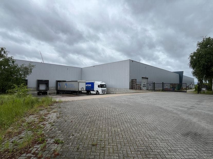 Dit logistiek gebouw van ca. 5.855 m², verdeeld over twee functionele delen, bevindt zich op een volledig omheind terrein van 11.293 m² binnen het gev