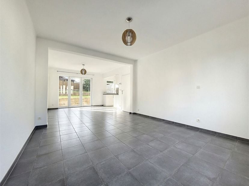W Immobilière vous propose à la location cette maison entièrement rénovée idéalement située dans le quartier recherché du Galgenberg à Arlon. Vous pro