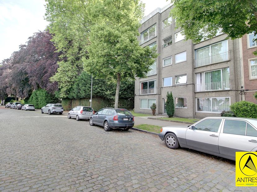 Zeer ruim (Ca. 140m² + 15m² terras) 4 slaapkamer appartement met kelder en garagebox (opleg 25.000€) op toplocatie aan het Nachtegalenpark en Den Bran