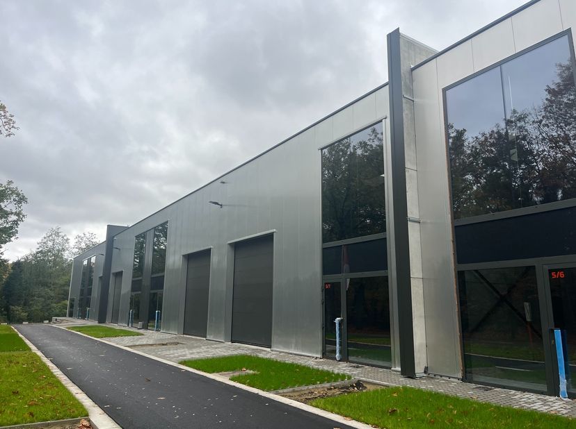 KMO-unit 25 van 350m² met 2 privatieve parkeerplaatsen&amp;nbsp;is gelegen in het bedrijvenpark ASPARK en behoort tot de laatste zes kwalitatief hoogstaan