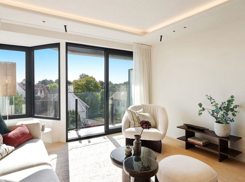 Prachtig gerenoveerd, lichtrijk appartement met open zichten over de villa's, op wandelafstand van winkels en zee. Indeling: inkomhal met gastentoilet