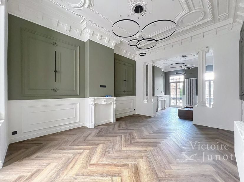 Bien présenté par Carla Rodriguez : carla.rodriguez@victoire.be<br />
Victoire Junot vous propose un immeuble  récemment rénové de 290m² (selon PEB),