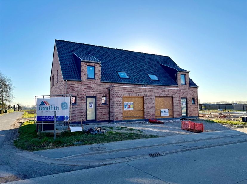 Welkom in het aangename dorp Pottes waar wij in samenwerking met bouwbedrijf Danilith-Delmulle 5 moderne nieuwbouw woningen aanbieden, elk met 3 slaap