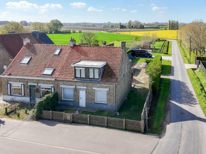Welkom in deze woning gelegen in de Amersveldestraat 193 te Kortemark, een unieke opportuniteit voor wie op zoek is naar een project dat volledig naar