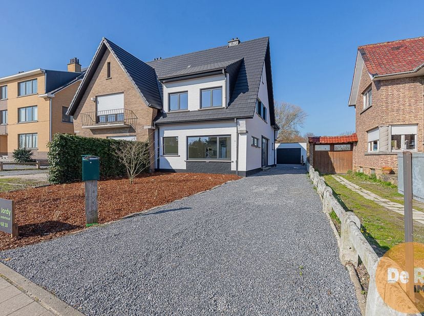 ERPE-MERE - Deze volledig gerenoveerde halfopen bebouwing combineert moderne technieken met een doordachte indeling en biedt een instapklare, energiez