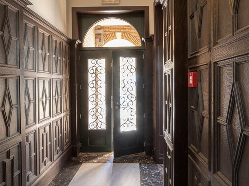 A deux pas du centre de Hasselt, le long de la Kuringersteenweg, se trouve une propriété exceptionnelle qui combine de manière unique l'histoire, l'ar