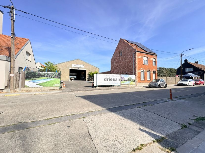 Ontdek deze ruime woning met geïsoleerde loods 500m² in Heule/Kortrijk, ideaal gelegen nabij Kortrijk en perfect voor wie wonen en werken wil combiner