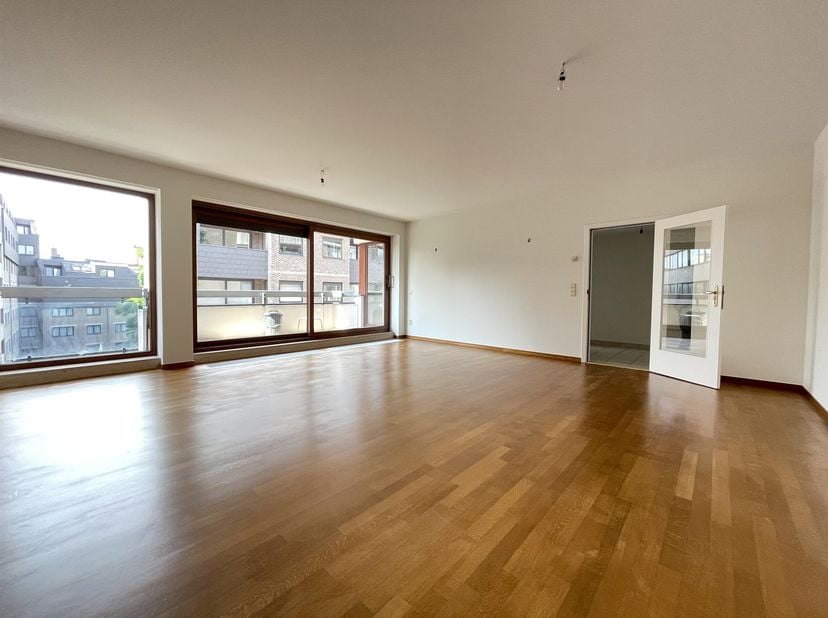 WOLUWE St PIERRE, in het hart van Stockel, mooie lichte APPARTEMENT (3bed/2bath) terrassen, garages. Gelegen op de 2e verdieping van een klein gebouw