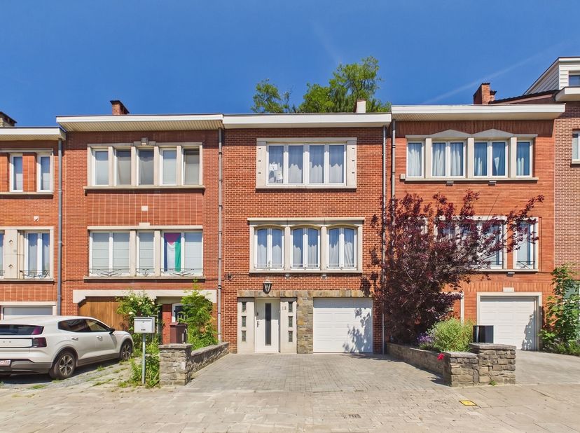 Uccle – Lycée Français <br />
Située à proximité du lycée Français, charmante maison bel-étage avec garage, veranda et jardin <br />
Hall d'entrée men