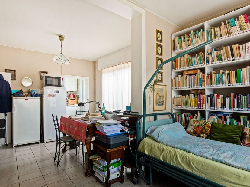 Te renoveren woning met 2/3 slaapkamers<br />
<br />
Deze rijwoning is ideaal voor wie op zoek is naar wonen in een rustige wijk. Doch aan de stadsr