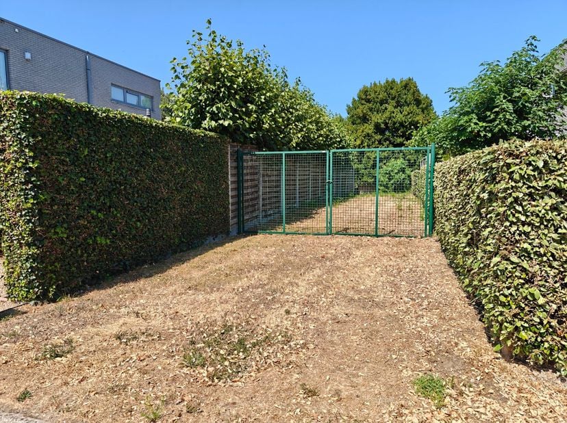 - Ideale ligging: Zuidwesterstraat 10, Oostduinkerke<br />
- Geen bouwverplichting<br />
- Rust en privacy gegarandeerd omwille van ligging in tweede